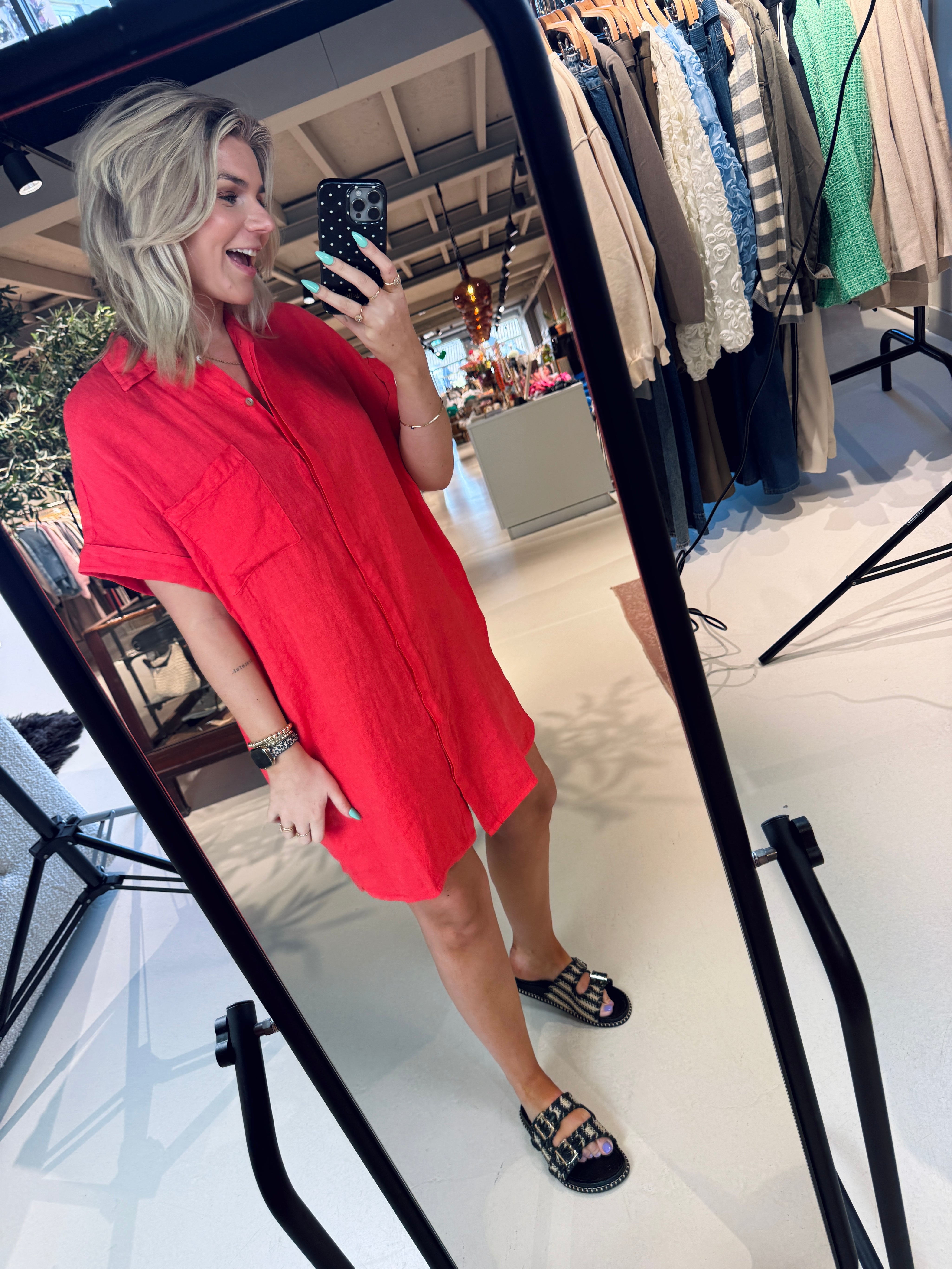 Hella linen dress in het rood of donkerblauw van By-Bar
