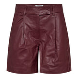 PhoebeCC Leder-Falten-Shorts – Bordeaux