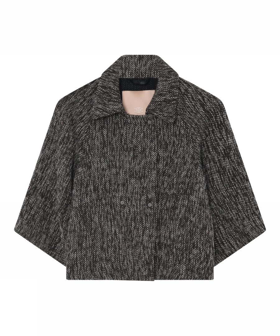 Nora Cape Jacket in een stijlvolle zwart-witte tweed stof, perfect voor elke gelegenheid.