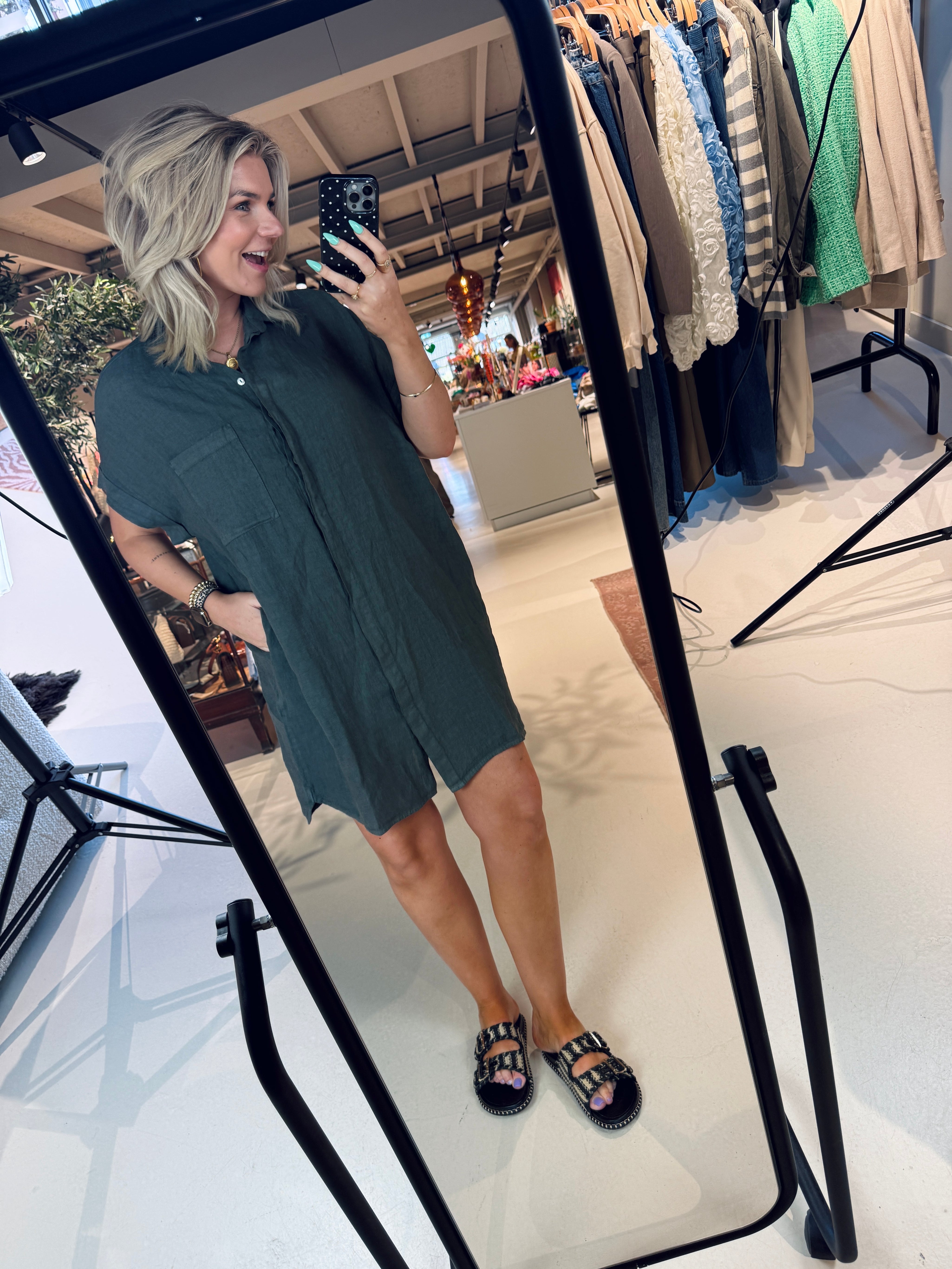 Hella linen dress in het rood of donkerblauw van By-Bar