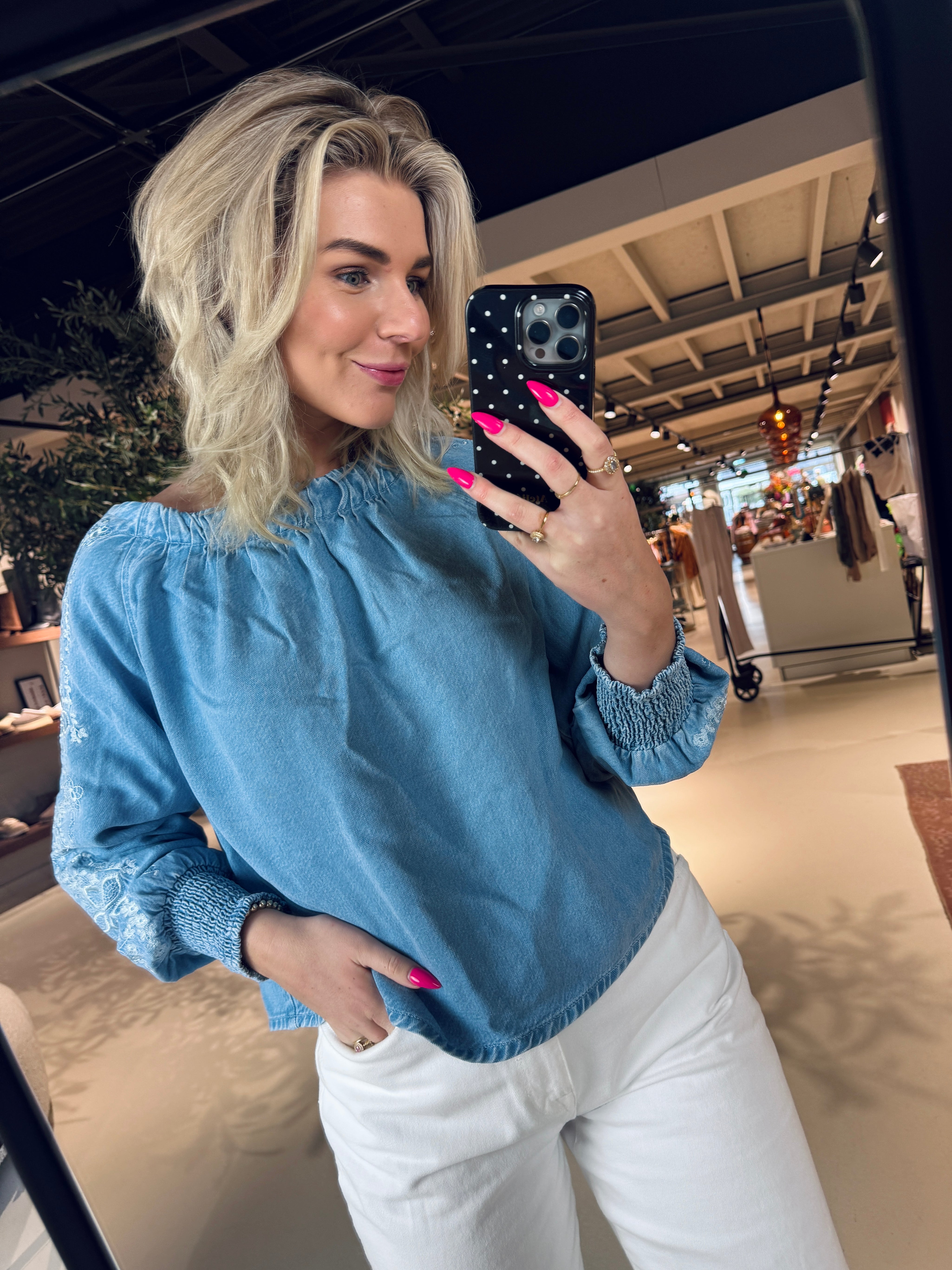 Anesa, Blouse