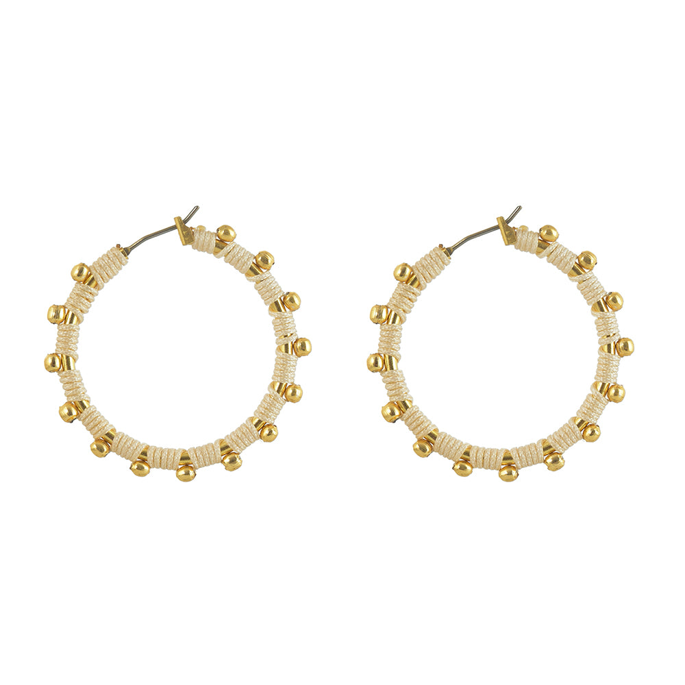 Gouden oorbellen in touw gewikkeld