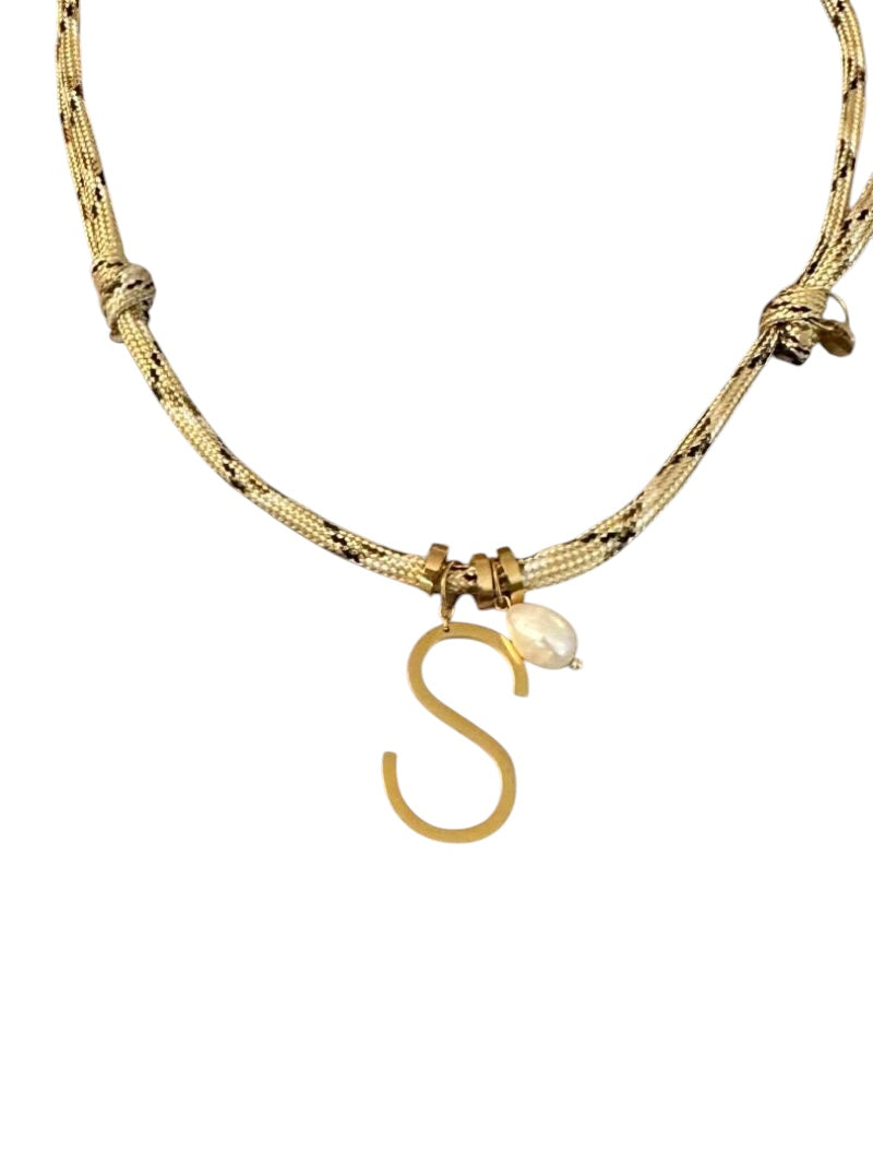 Touwketting Met Letter & Zoetwaterparel