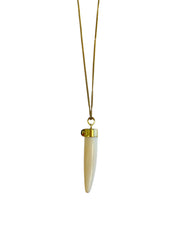 Lange ketting met grote witte edelsteen tand bedel