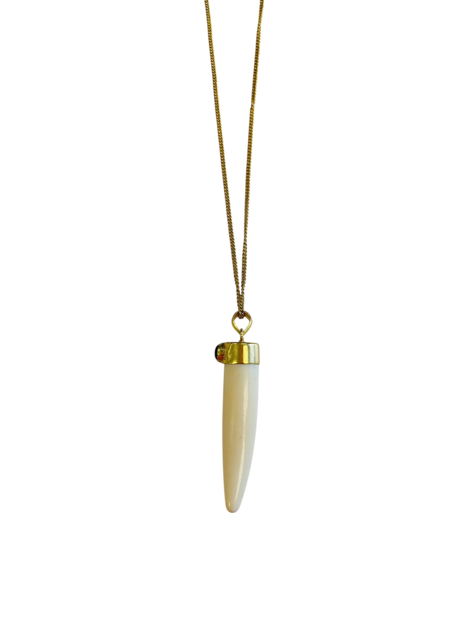 Lange ketting met grote witte edelsteen tand bedel