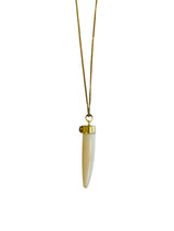Lange Kette mit großem weißen Edelsteinzahn-Anhänger