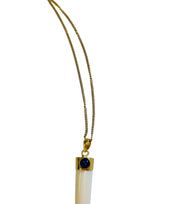 Lange ketting met grote witte edelsteen tand bedel