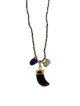 Braune Kette mit Edelstein-Anhängern