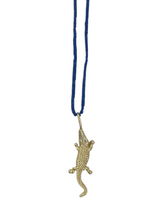 Lange blauwe kraaltjesketting met gouden krokodil bedel