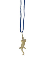 Lange blaue Perlenkette mit goldenem Krokodil-Anhänger