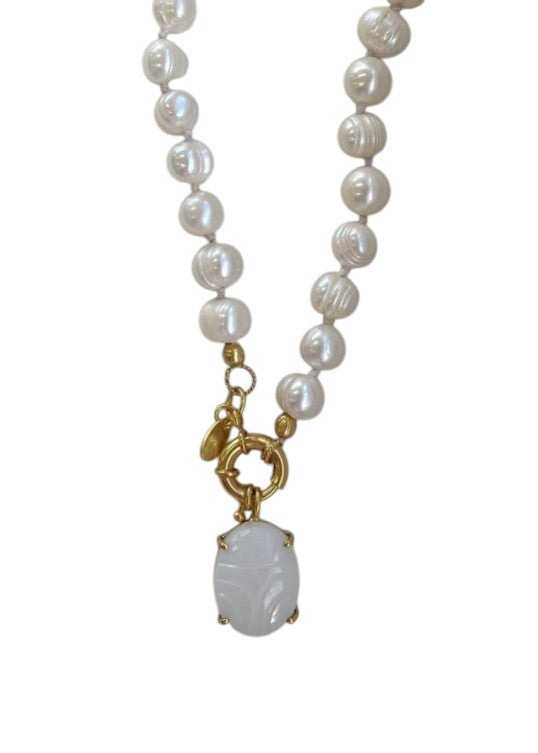 Grove parelketting met witte bedel