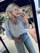 Zilan Boho-Spitzentop mit Details – Crystal Blue